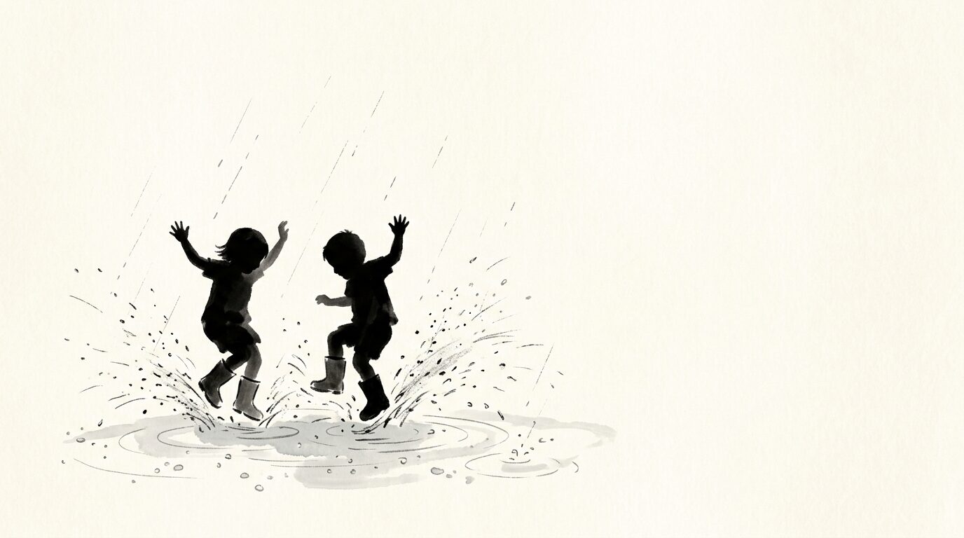 長靴の子どもたちが水たまりをバシャバシャと跳ねて笑っている雨の日のお散歩。雨粒・水しぶき・無邪気さ。明るくやわらかい色調。